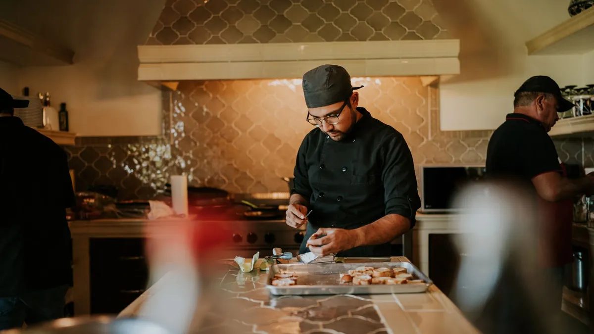 Chef preparando platos en la cocina de un restaurante