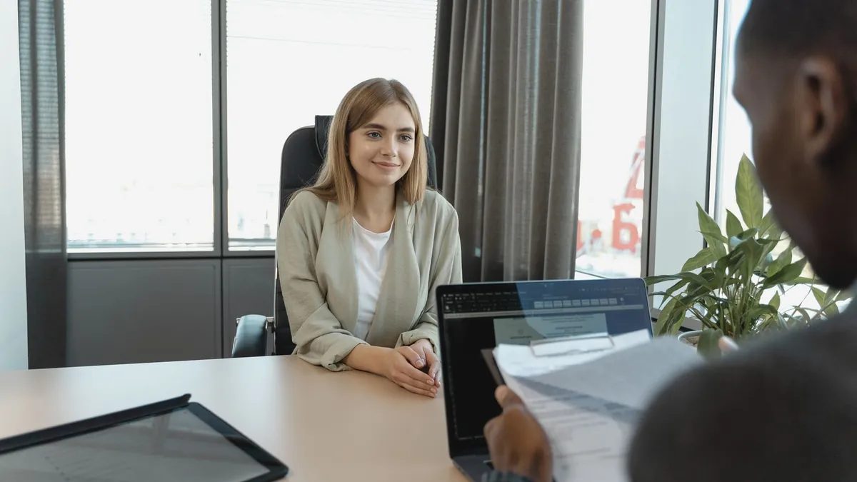 Candidata en una entrevista de trabajo con su currículum